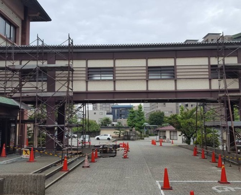 渡り廊下撤去のため車の通り抜けができなくなります