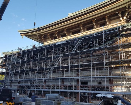 小屋組足場の組み立てが始まりました