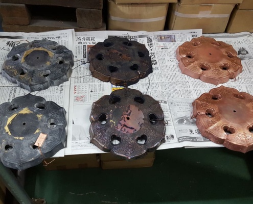 六葉や風鐸を美装する京都の工場へ